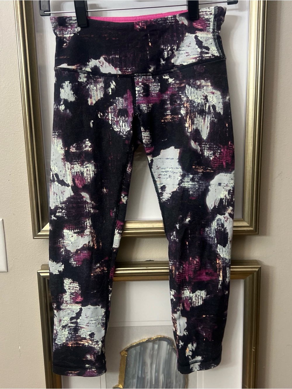 VGUC 4 Lululemon Wunder Under Crop Kara Blossom black purple white